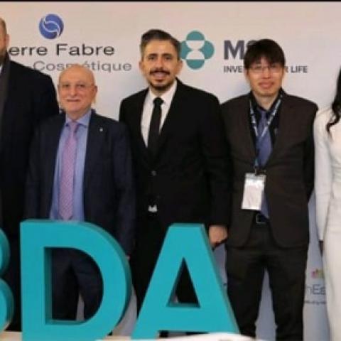 ناصر الدين مثل رئيس الحكومة في افتتاح مؤتمر الإختراقات المبتكرة في طب الجلد وأورامه