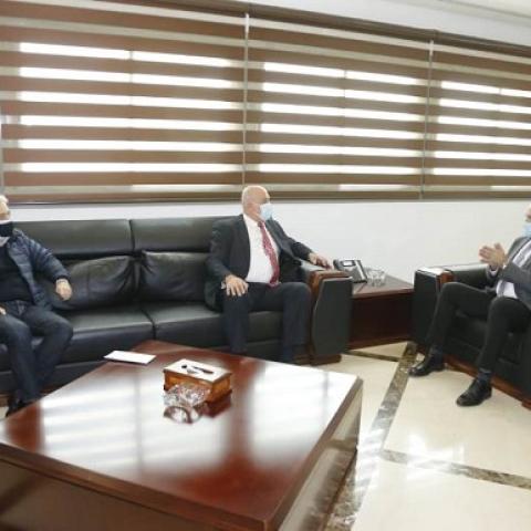Minister Hasan and Hoballah Consider Vaccinating the Production Sector Workers