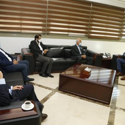 نقابة المستوردين إثر اجتماع مع حسن: على المصرف المركزي مباشرة إصدار التحويلات وإلا لن يبقى دواء