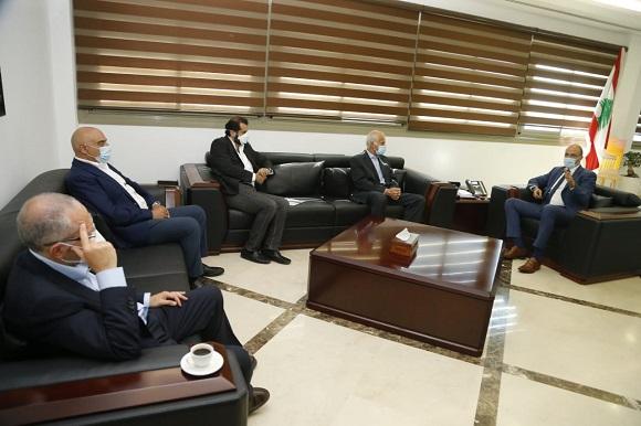 نقابة المستوردين إثر اجتماع مع حسن: على المصرف المركزي مباشرة إصدار التحويلات وإلا لن يبقى دواء