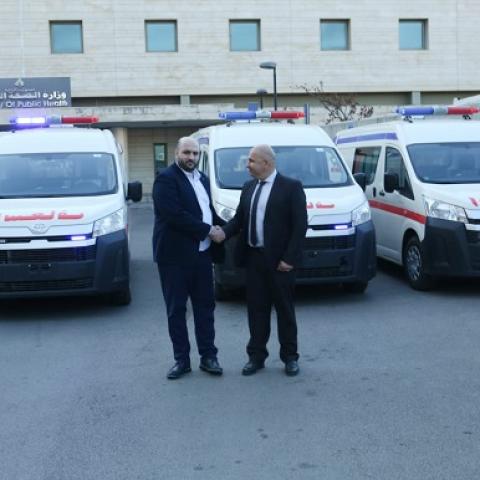 وزارة الصحة سلمت الدفاع المدني 5 سيارات إسعاف مقدمة من العراق لدعم خطة الطوارىء