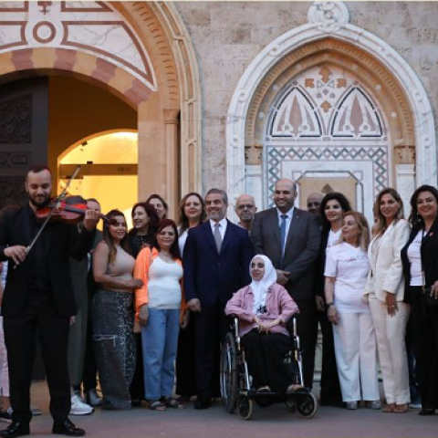 إضاءة السرايا تضامنا مع مرضى التصلب اللويحي 