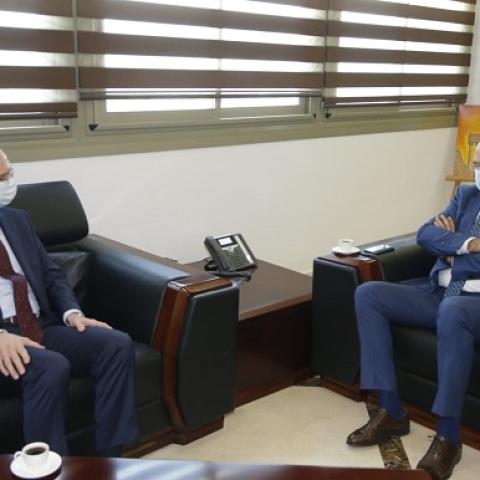 الوزير حسن عرض والسفير التركي مجالات التعاون واستقبل الجسر 