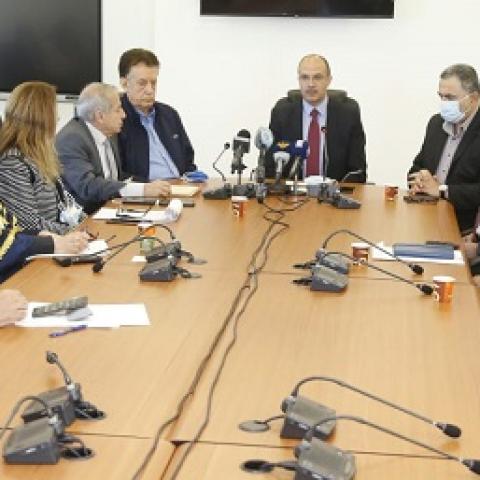 حسن أكد لنقابات القطاع الصحي أن الظروف الصعبة تحتم التضحية 