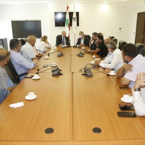 حسن عرض مع أهالي الطلاب اللبنانيين في الخارج آلية تلقيحهم واستقبل وفدا تقنيا من البنك الدولي