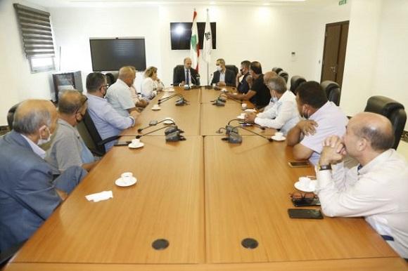 حسن عرض مع أهالي الطلاب اللبنانيين في الخارج آلية تلقيحهم واستقبل وفدا تقنيا من البنك الدولي