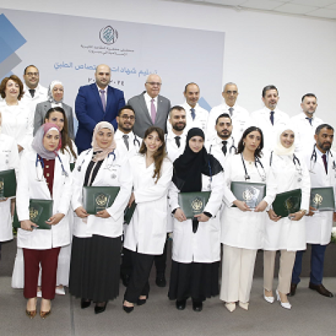 مستشفى المقاصد احتفلت بتخريج 16 طبيبا وطبيبة في كلية التمريض