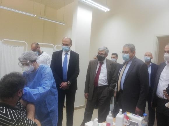 حسن والمجذوب أطلقا حملة التلقيح لأساتذة وموظفي وطلاب اللبنانية في مجمع بيار الجميل الجامعي 