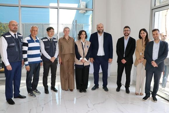 ناصر الدين جال في مستودع المعدات واللوازم الطبية في الكرنتينا وتسلم حقائب إسعافات أولية