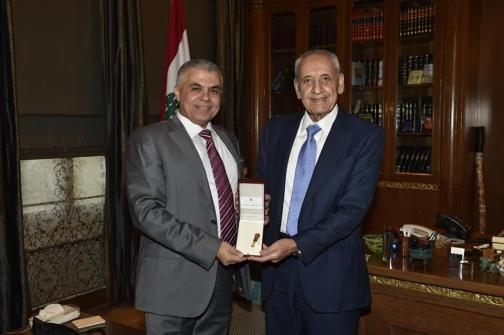 منح مدير عام وزارة الصحّة العامة بالإنابة، وسام الأرز الوطني برتبة ضابط