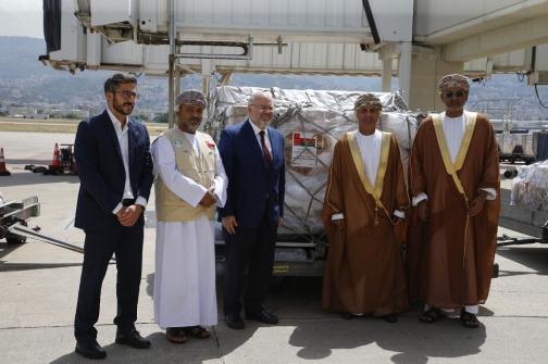 الابيض تسلم من السعيدي 18 طنا من المساعدات الطبية مقدمة من سلطنة عمان