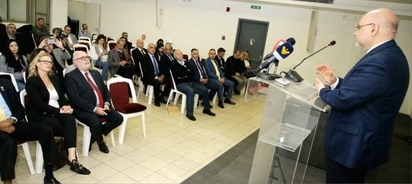 الأبيض تسلم من تشيكيا هبة معدات ومستلزمات لمستشفيات حكومية