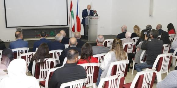 الأبيض تسلم من تشيكيا هبة معدات ومستلزمات لمستشفيات حكومية