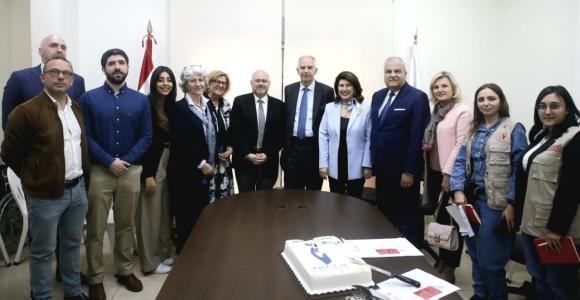 الأبيض جال وسفيري فرنسا والاتحاد الأوروبي على مركز الحازمية للرعاية الصحية