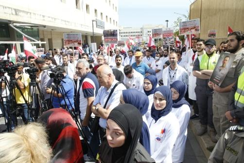 وقفة حاشدة في وزارة الصحة العامة تضامنا مع القطاع الطبي في الجنوب