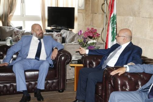 إيواء النازحين وضمان خدمتهم الصحية في اجتماعات الوزير الأبيض