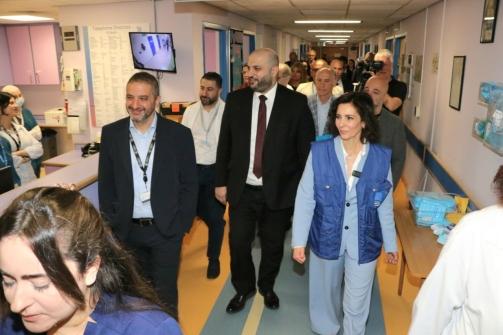 وزير الصحة جال والمفوضة الأوروبية لإدارة الأزمات على أطفال جرحى في "الأميركية"