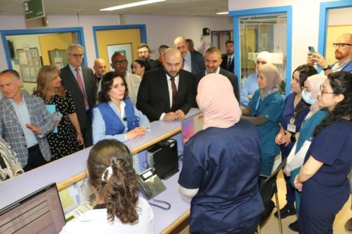 وزير الصحة جال والمفوضة الأوروبية لإدارة الأزمات على أطفال جرحى في "الأميركية"