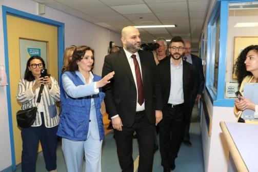وزير الصحة جال والمفوضة الأوروبية لإدارة الأزمات على أطفال جرحى في "الأميركية"