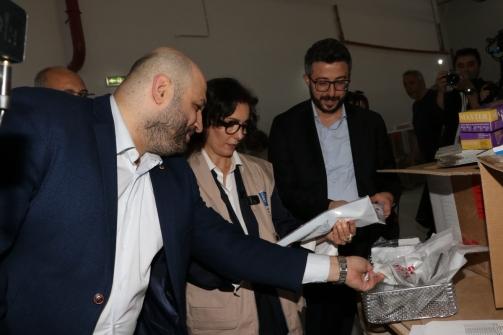 ناصر الدين جال في مستودع المعدات واللوازم الطبية في الكرنتينا وتسلم حقائب إسعافات أولية