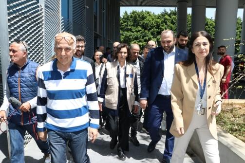 ناصر الدين جال في مستودع المعدات واللوازم الطبية في الكرنتينا وتسلم حقائب إسعافات أولية