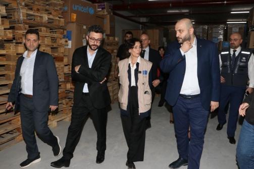 ناصر الدين جال في مستودع المعدات واللوازم الطبية في الكرنتينا وتسلم حقائب إسعافات أولية